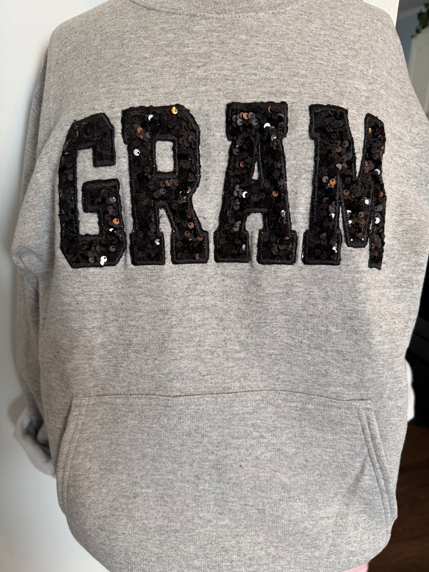 Gram crewneck pocket embroidered with sequins